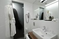Mercure Korona Last Minute hotel room in the centre of Budapest - bathroom of Hotel Korona near Vaci street